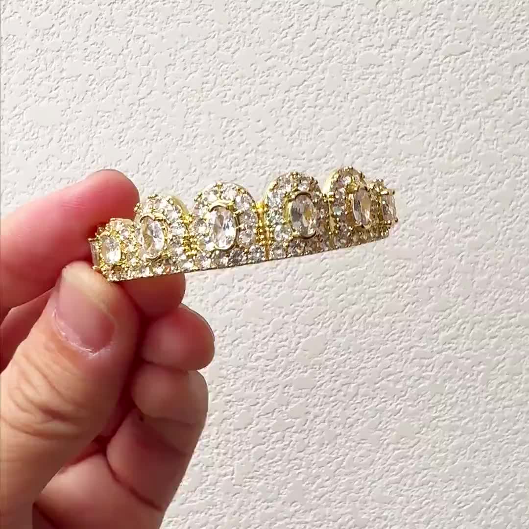 In 10 baskets NowPrice:£25.83+ Original Price:£49.68+ 48% off VAT included (where applicable) Colorful Gemstone GRILLZ Fashion Rapper Hip Hop Iced Out Teeth 14K Gold Plated CZ Diamond Grillz for Party Cosplay Men Christmas Style